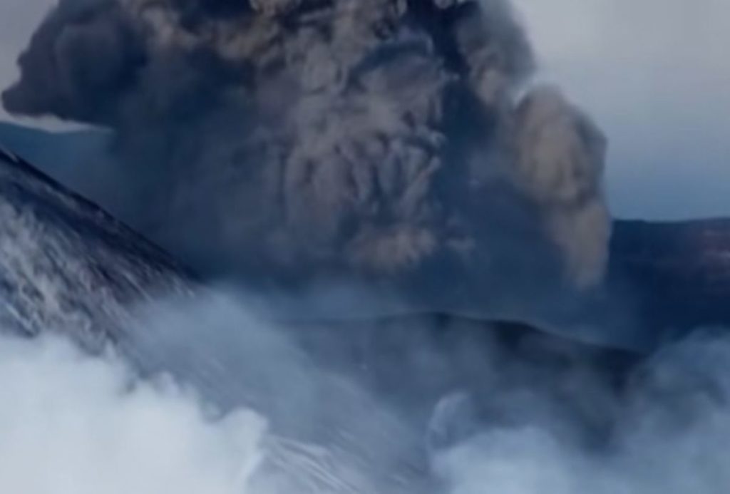 El Etna entra en una nueva fase eruptiva y deja imágenes espectaculares de lava sobre la nieve
