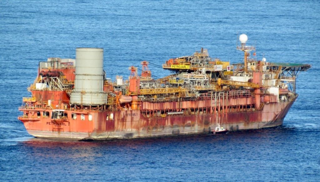 Una chatarra flotante se dirige al puerto de Granadilla para pasar una temporada