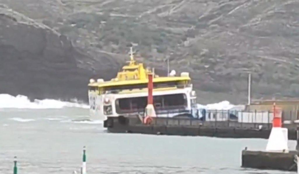 Complicada situación del mar en Canarias: así zarandea el oleaje de la borrasca Emilia a los barcos