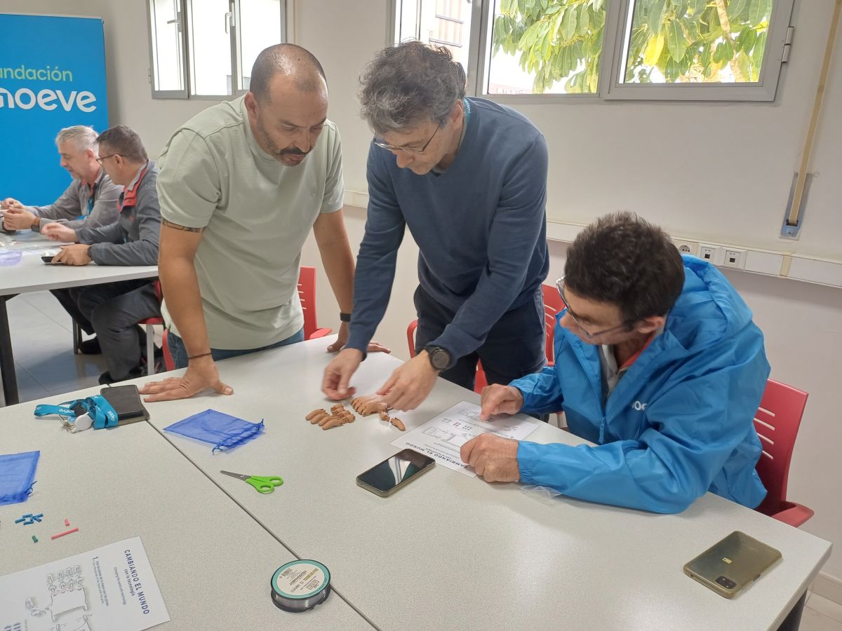 Fundación Moeve y Ayúdame 3D impulsan un voluntariado de creación de prótesis de manos para personas con discapacidad