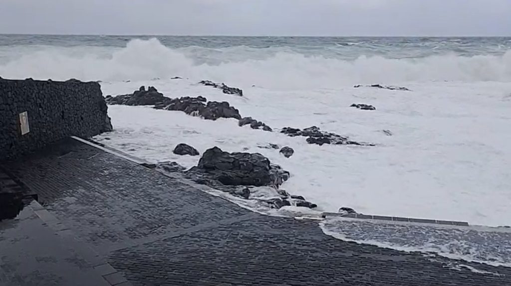 La Laguna refuerza la vigilancia en las zonas del litoral ante lo que puede venir en las próximas horas