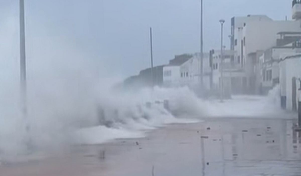 Primeros desalojos de viviendas en Canarias ante el empeoramiento del mar por Emilia