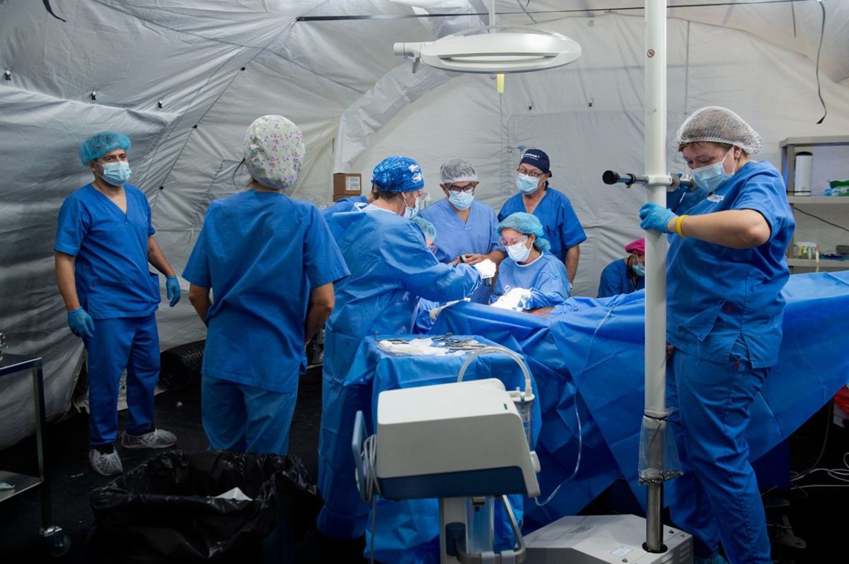 Personal sanitario de distintas comunidades autónomas pertenecientes al equipo Start durante una operación quirúrgica en el hospital de campaña desplegado por España en Jamaica. AECID
