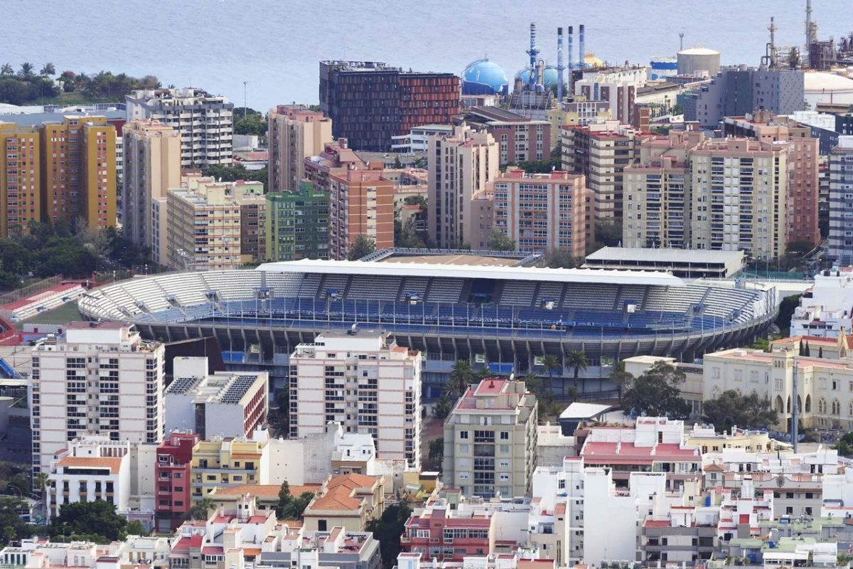 Panorámica de la capital tinerfeña en la que se observa el estadio Heliodoro Rodríguez López. Sergio Méndez