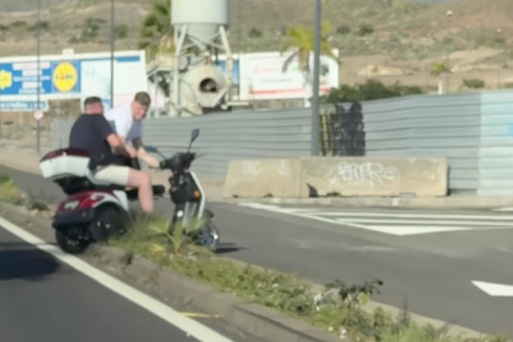 El vídeo de turistas imprudentes en scooter en el sur de Tenerife que indigna en redes: "Welcome to the jungle"