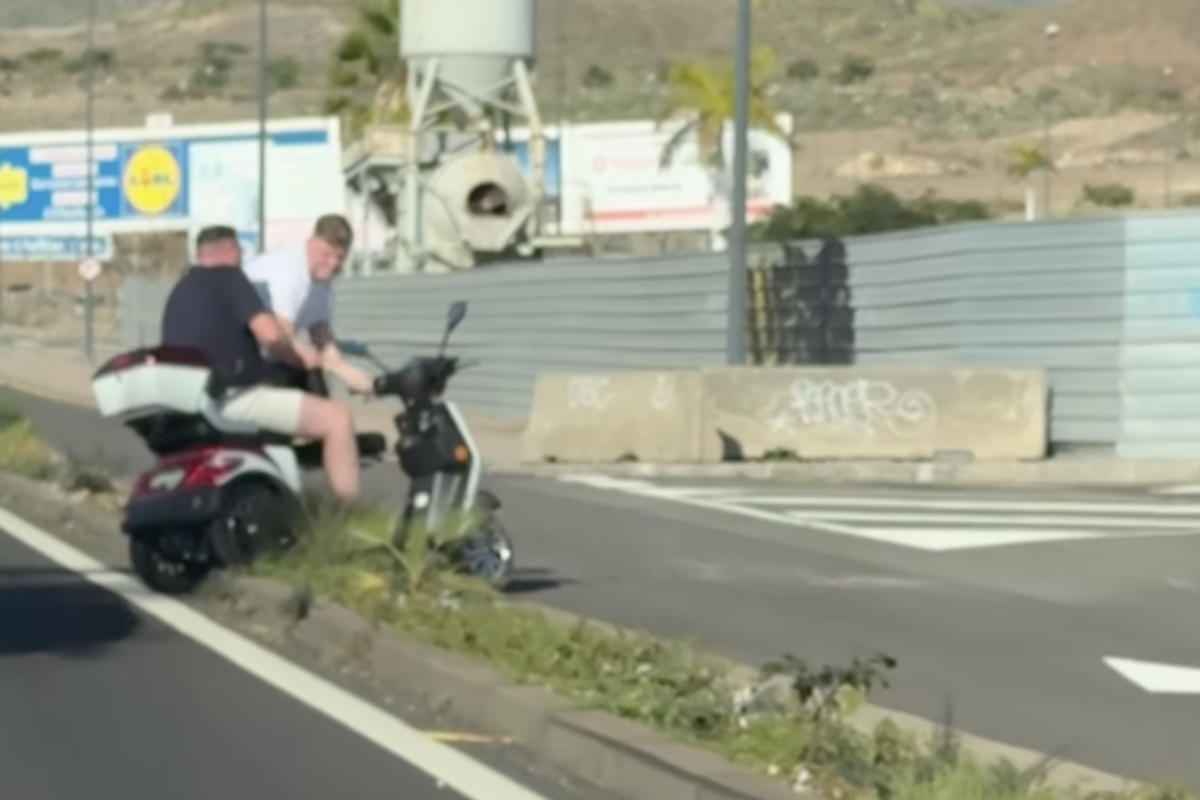 El vídeo de turistas imprudentes en scooter en el sur de Tenerife que indigna en redes: "Welcome to the jungle"