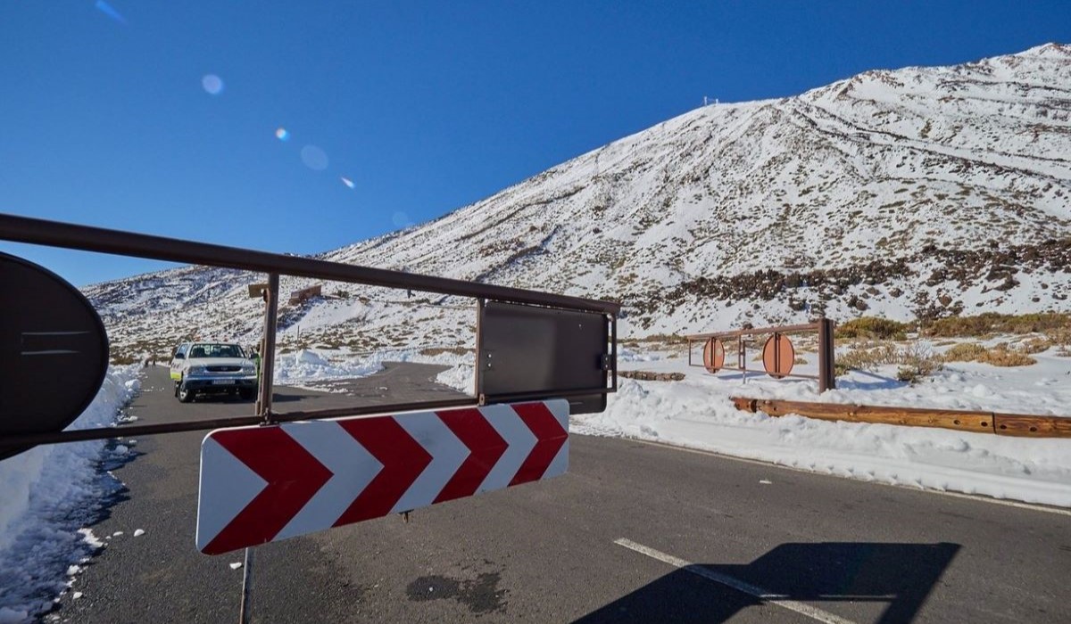 Cerrados los accesos al Teide: El hielo obliga a cortar las carreteras TF-24 y TF-21