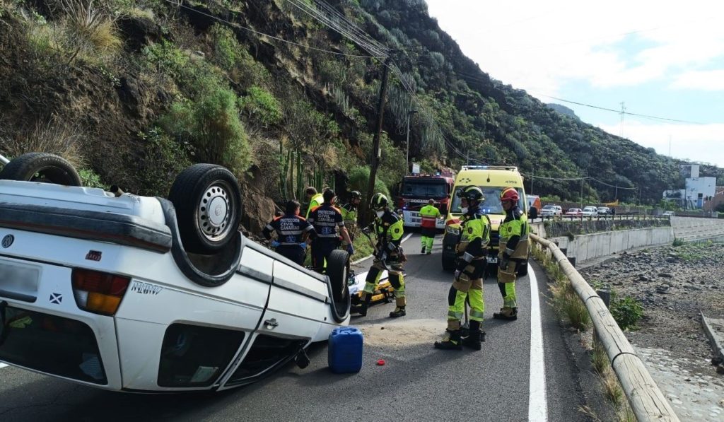Aparatoso vuelco en Santa Cruz de Tenerife