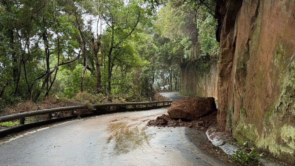 Las fuertes lluvias provocan desprendimientos en una carretera de Tenerife