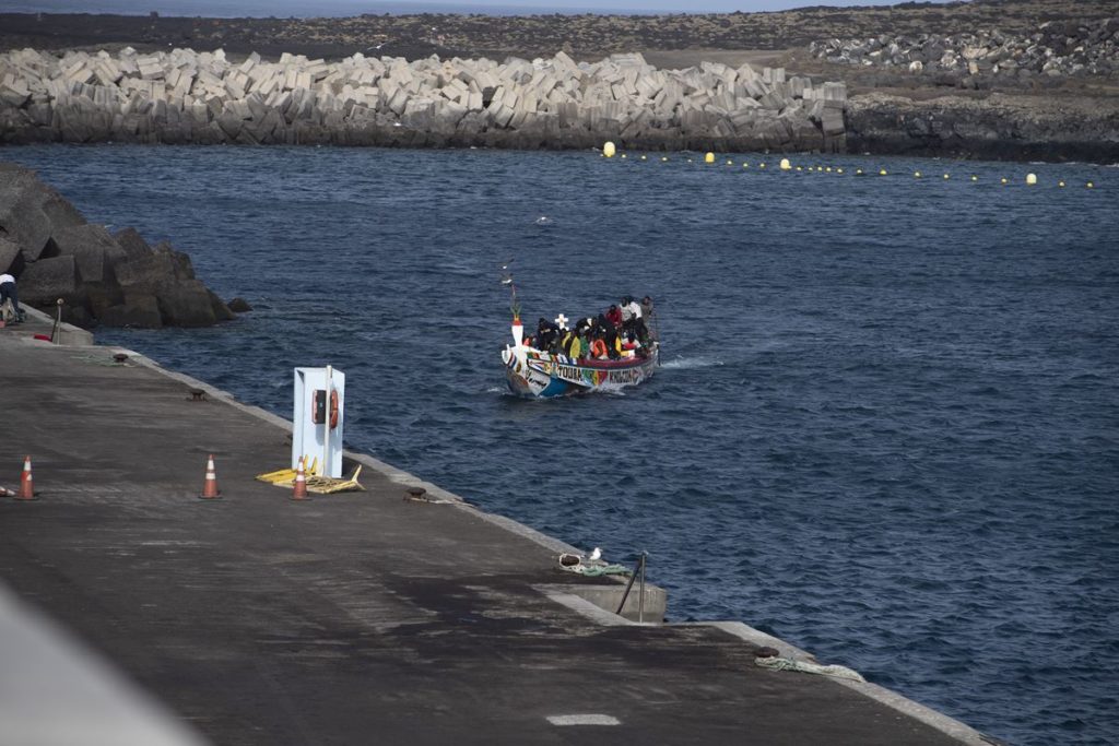 El primer cayuco del año llega a El Hierro con 144 personas, entre ellas 8 menores