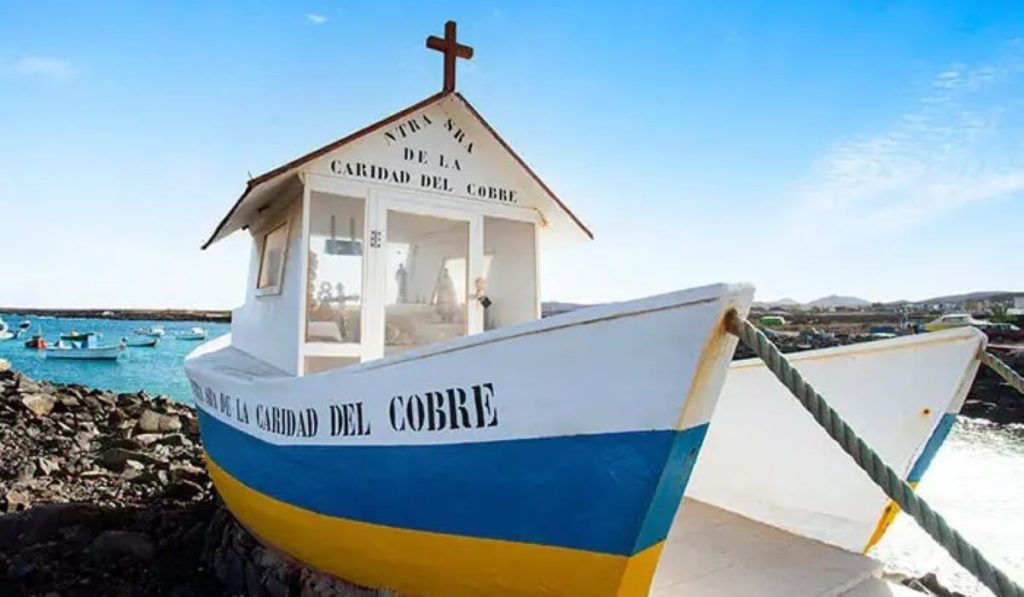 El templo frente al Atlántico que sorprende en Canarias: está dentro de una barca, a pie de playa y con altares de conchas