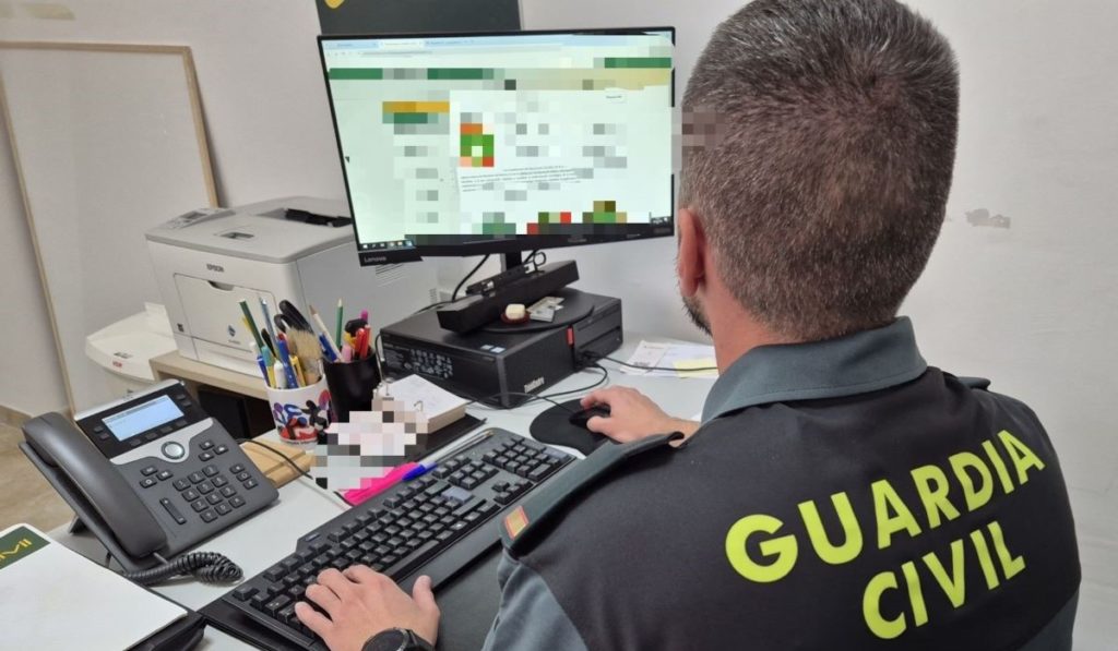 Detenido un corredor de seguros en Tenerife por estafar 130.000 euros en pólizas falsas. Guardia Civil