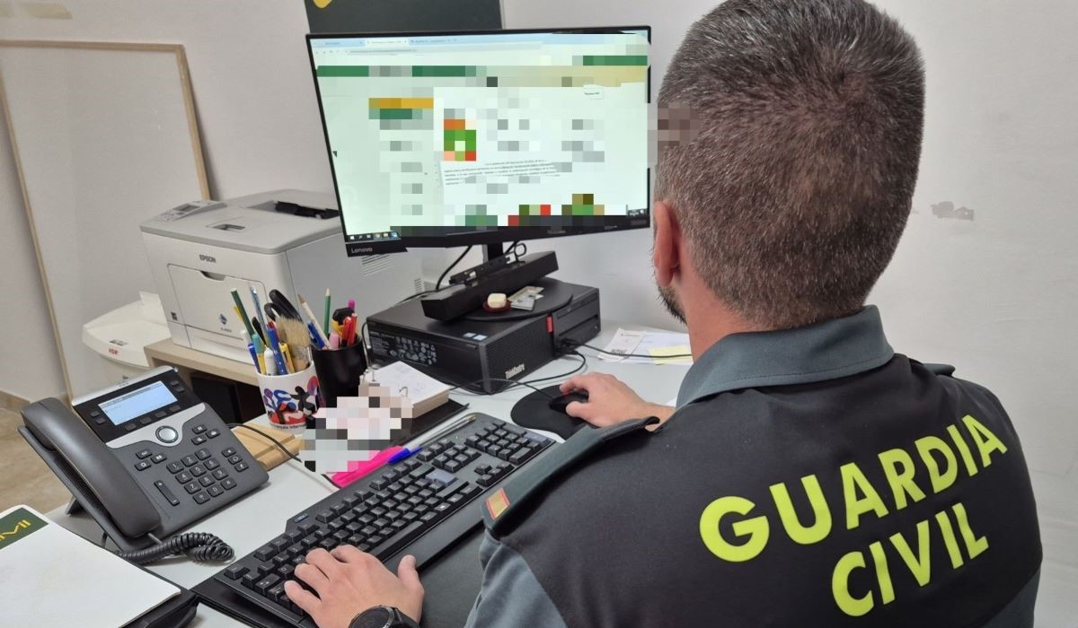 Detenido un corredor de seguros en Tenerife por estafar 130.000 euros en pólizas falsas. Guardia Civil