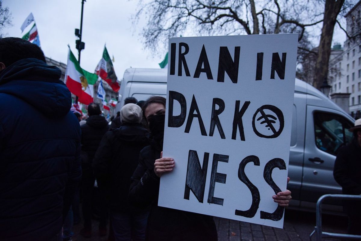 Irán cierra el espacio aéreo ante un ataque inminente y el Gobierno aconseja a los españoles que salgan del país inmediatamente