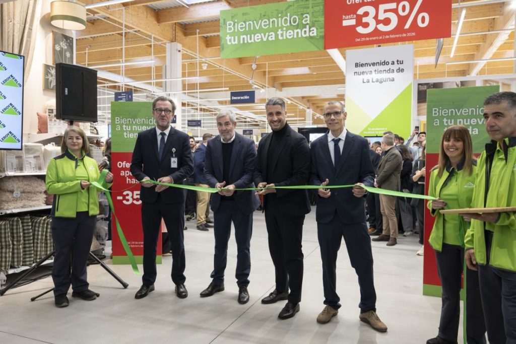 El presidente de Canarias, Fernando Clavijo (c), en la inauguración de la nueva tienda de Leroy Merlin de La Laguna