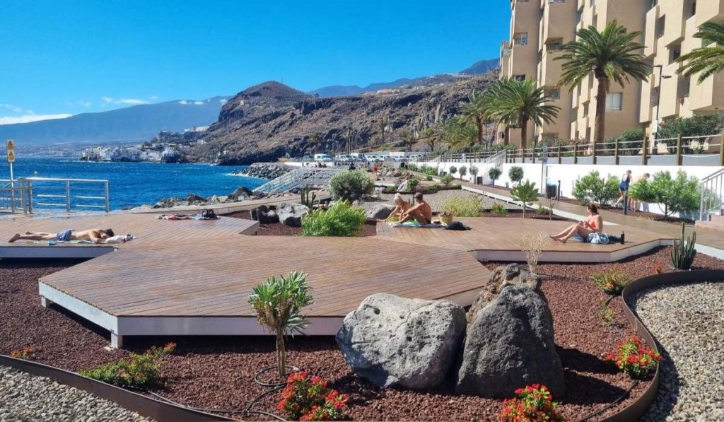 Reabren el baño en Tabaiba, pero con limitaciones, tras el desprendimiento de una gran roca