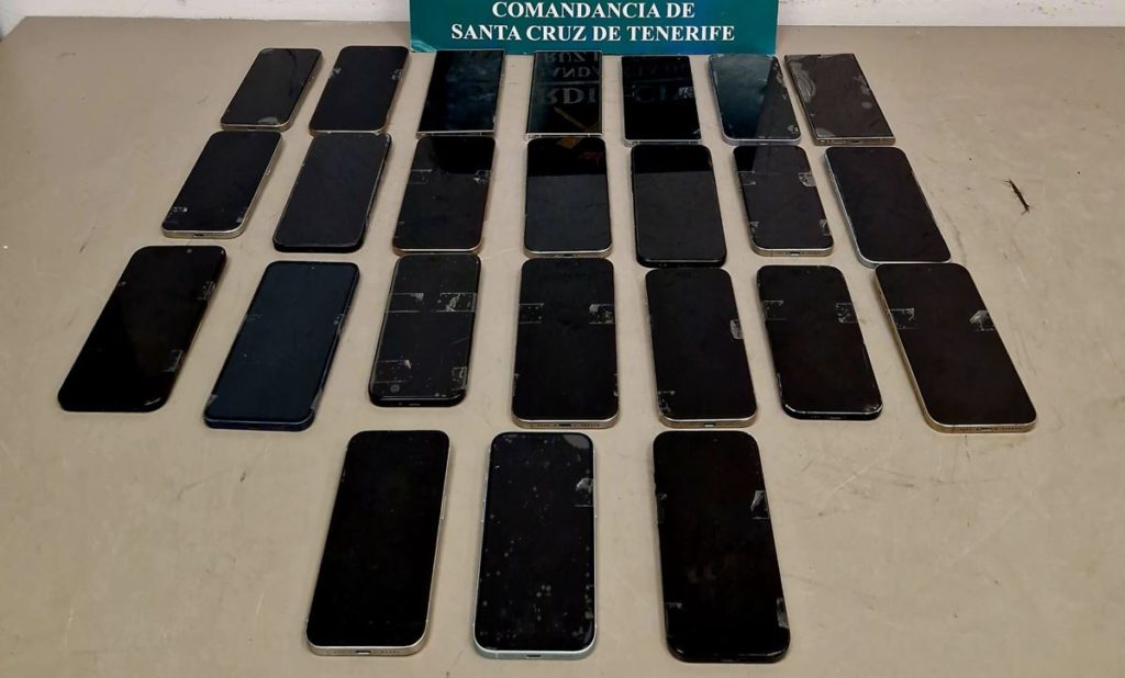 Ni drogas ni joyas: la Guardia Civil abre una maleta en el aeropuerto Tenerife Norte y se encuentra 24 móviles