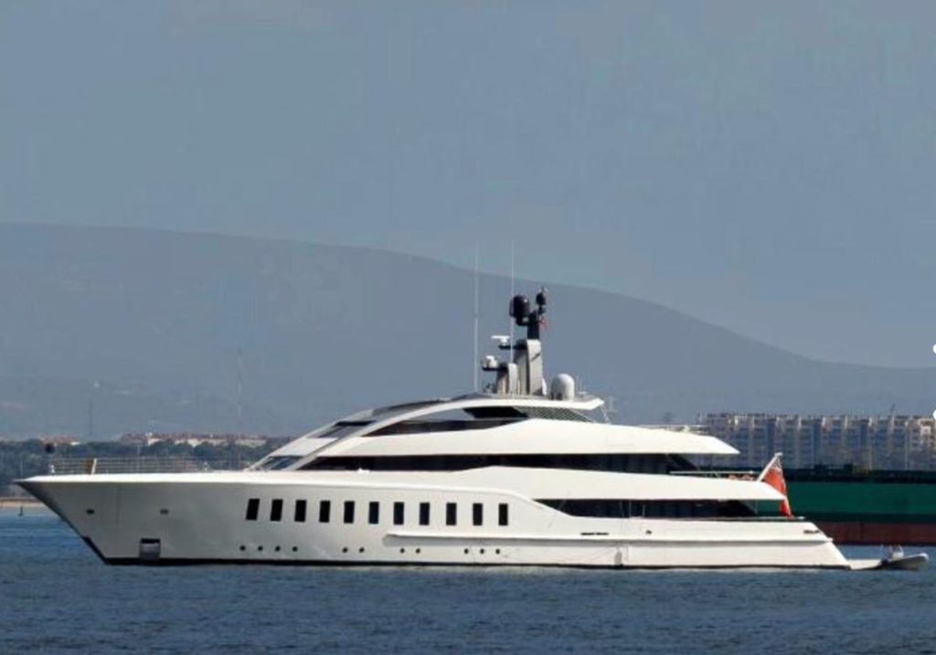 Halo, el yate de los 64 millones de euros que sorprende a todos en Santa Cruz de Tenerife