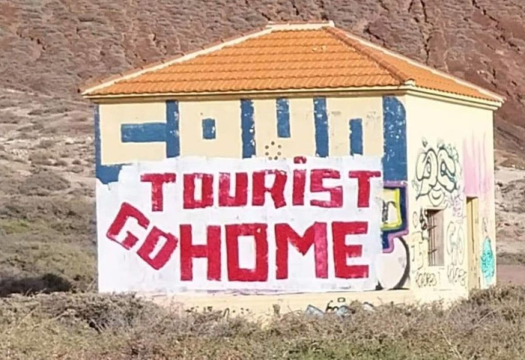 Una prestigiosa guía de viajes incluye a Canarias en su lista negra y explica el motivo: "Detrás de las escenas de postal..."