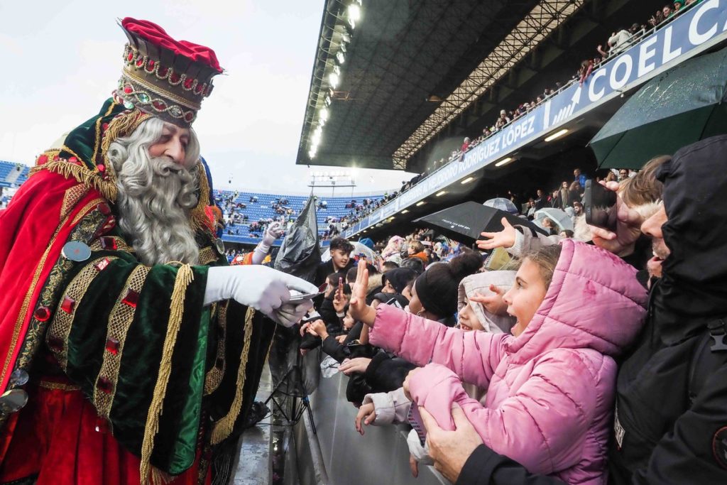 Los Reyes Magos de Oriente llegan a las Islas con una lluvia de ilusiones