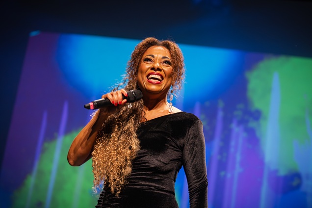 Renata Santos rinde homenaje a Whitney Houston
