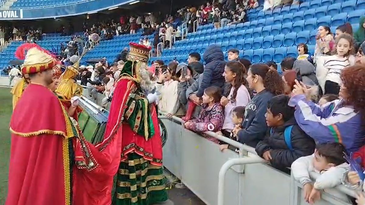 Los Reyes Magos reparten ilusión en Canarias pese al frío y la lluvia