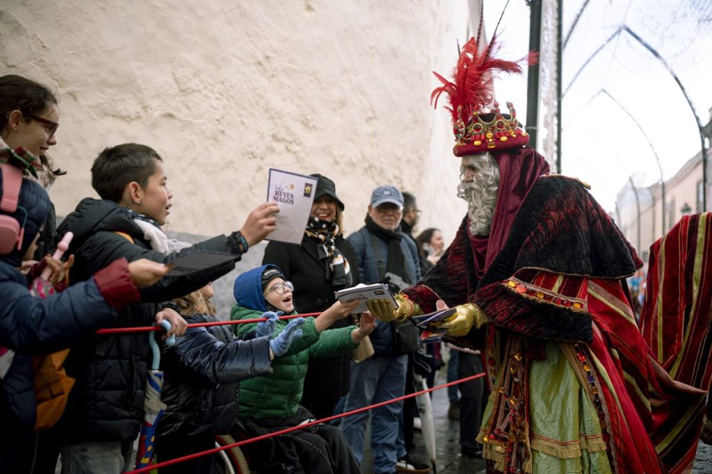 Los Reyes Magos inician en La Laguna su paso por Canarias repartiendo miles de regalos y montañas de ilusión