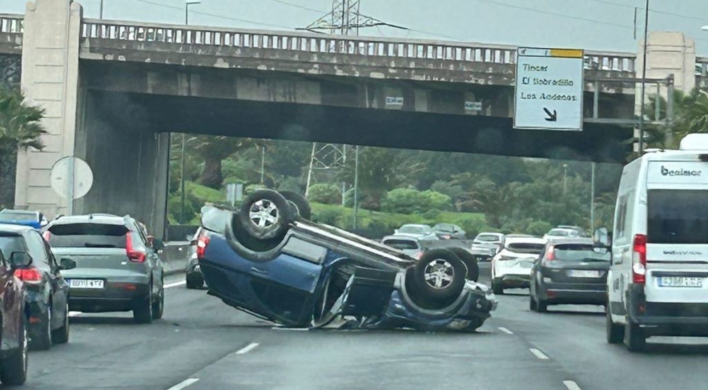 Aparatoso accidente en la TF-5: vuelca un vehículo