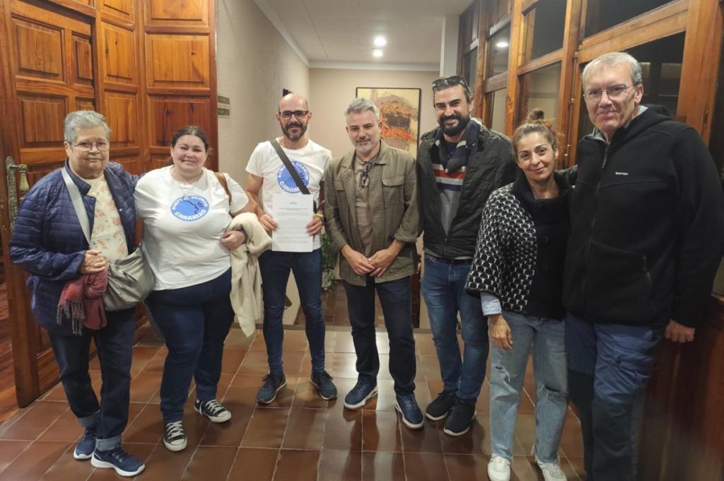 David Hernández junto a Laura, madre de Lucía y presidenta de la Asociación contra el Acoso Escolar. DA