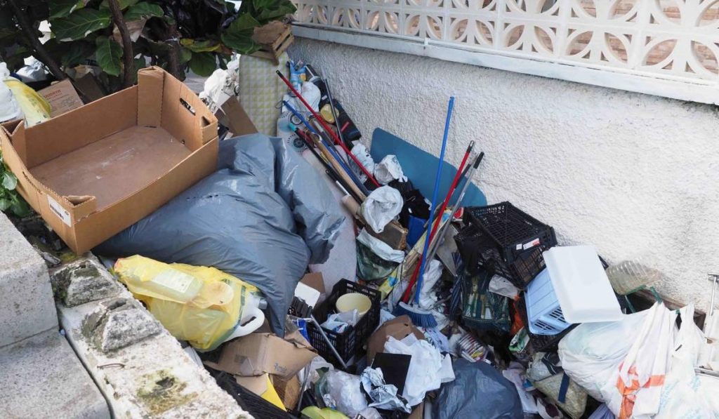 Recogen firmas para ayudar a una vecina con síndrome de Diógenes en Tenerife