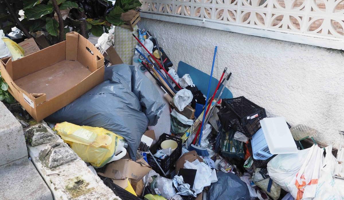 Recogen firmas para ayudar a una vecina con síndrome de Diógenes en Tenerife