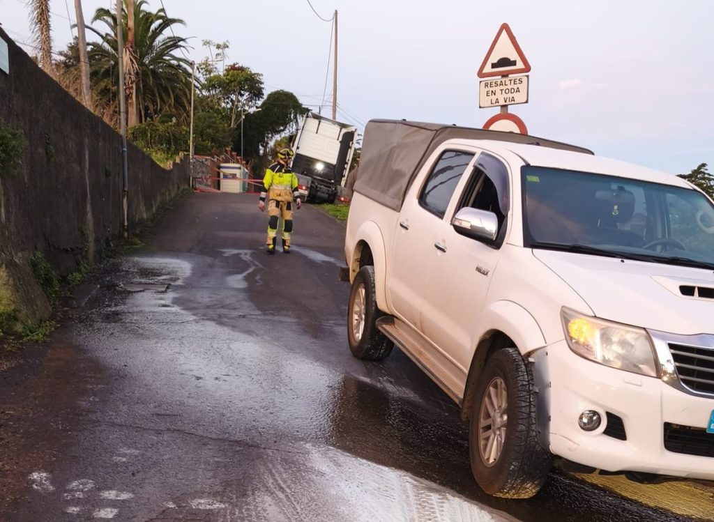 Bomberos evitan que un camión vuelque en Tenerife