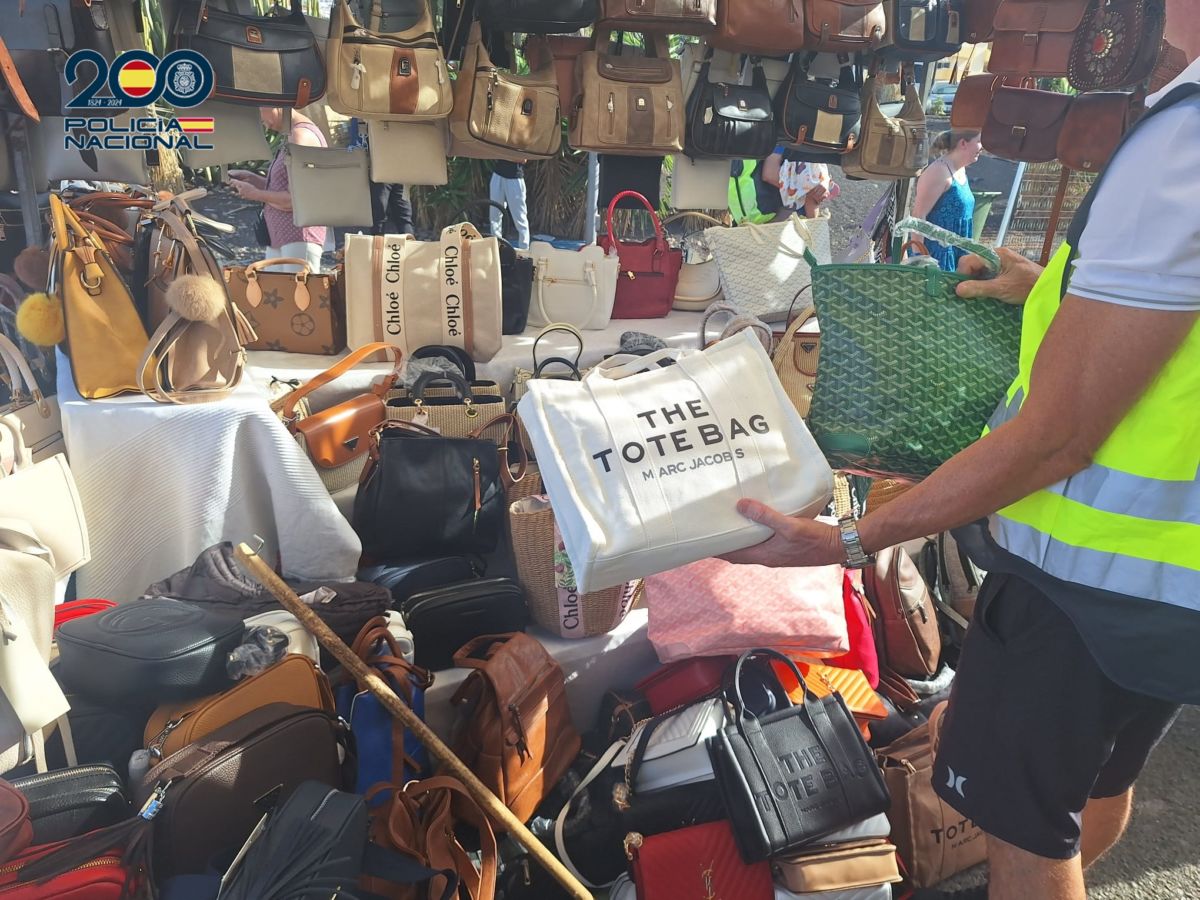 Bolsos, gafas y camisetas de fútbol: golpe a las falsificaciones en Tenerife que supera los 1,2 millones