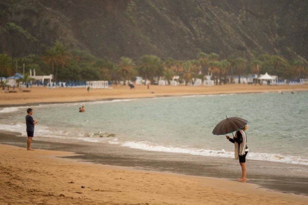 Pese a la llegada de la borrasca ‘Francis’, varias personas se acercaron ayer a la playa de Las Teresitas, en la capital tinerfeña.