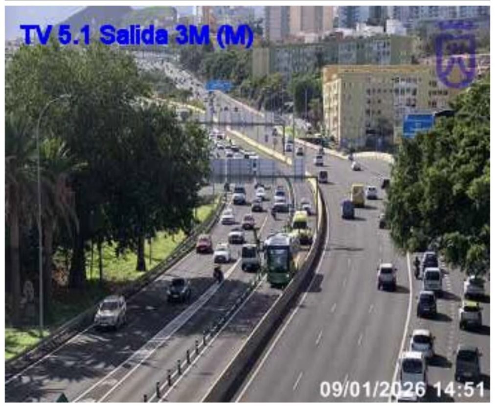 Aparatoso accidente coche guagua en Santa Cruz de Tenerife