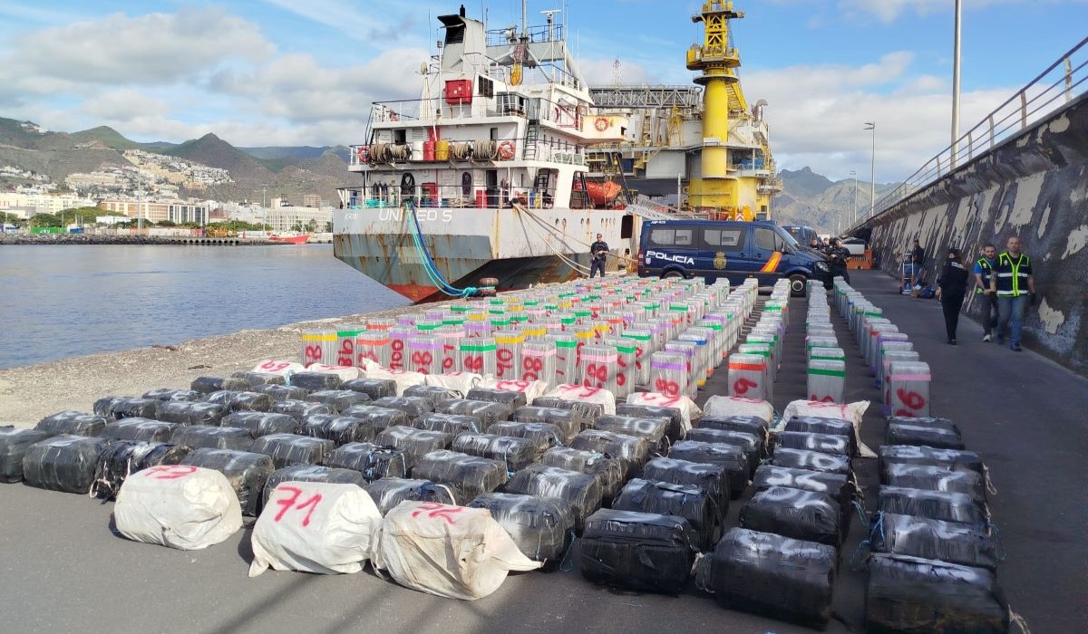 El drama de los 7 marinos coaccionados en el mayor alijo de cocaína europeo: atrapados en Tenerife sin pasaporte, sin dinero y en la calle