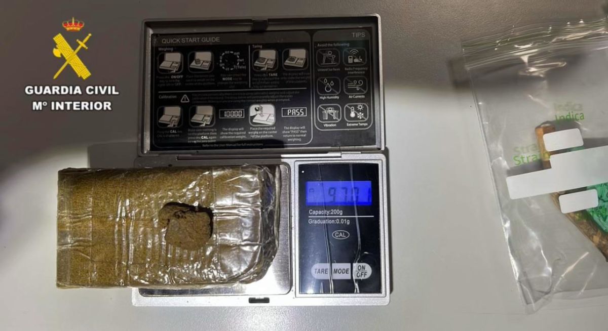 La Guardia Civil nota su nerviosismo y acaba enconctrándole 2 tipos distintos de droga en su chaqueta