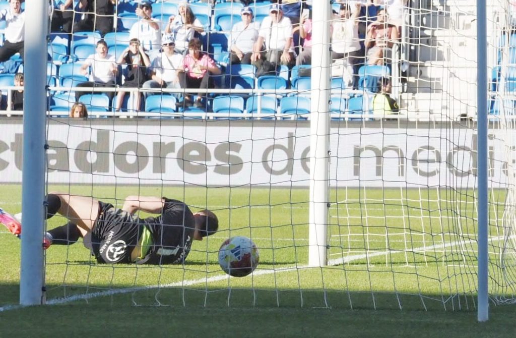 El CD Tenerife golea al Guadalajara con tres goles de un Gallego estelar (4-0)
