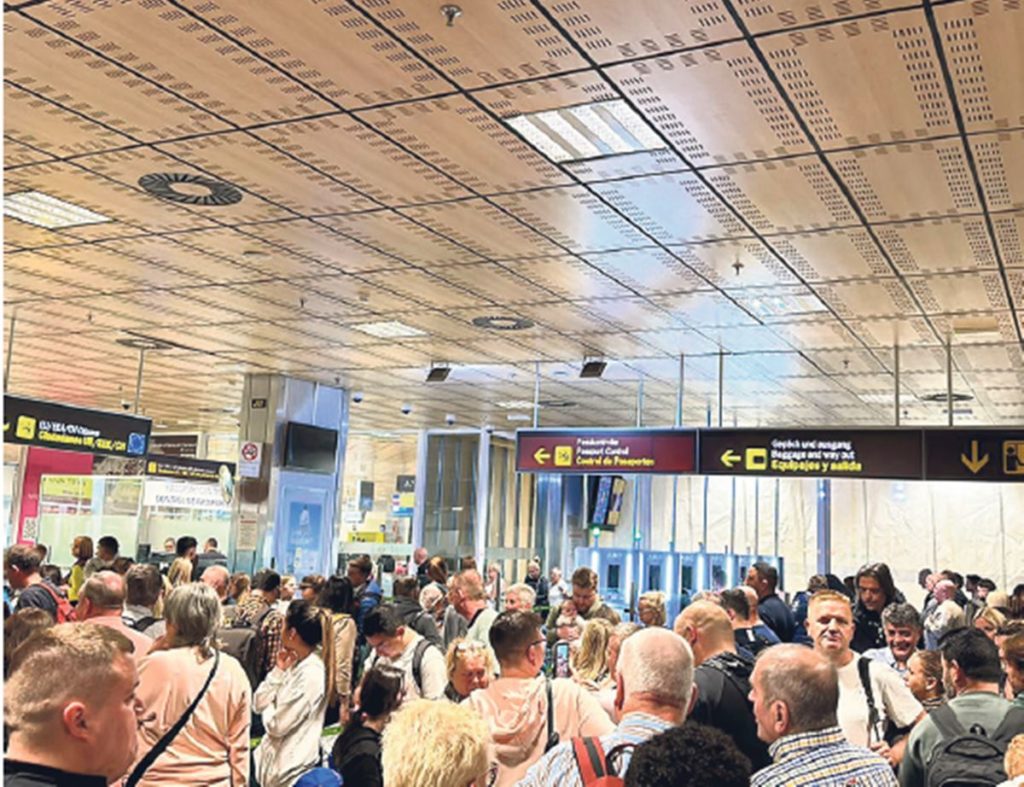 La colas en los controles de pasaportes de los aeropuertos es una "amenaza para la imagen turística"
