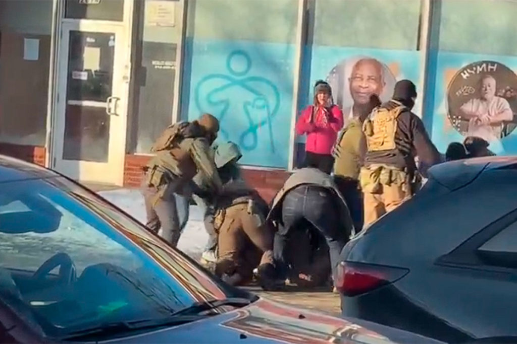 Agentes federales estadounidenses acribillan a tiros a un hombre durante una protesta en Minneapolis