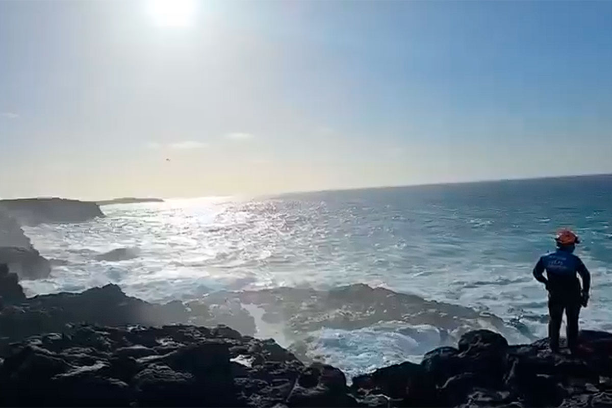 Buscan a un desaparecido y rescatan a otros tres bañistas en Canarias