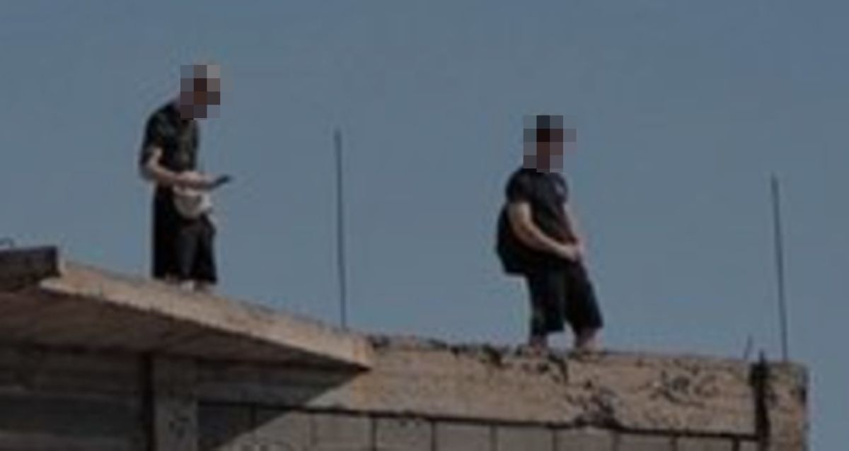 Dos turistas se juegan la vida en el 'mamotreto de la muerte' en Tenerife