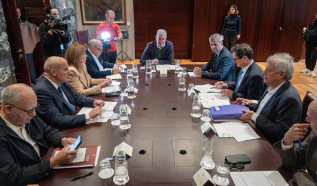 Clavijo pide a PSOE y NC retomar el diálogo sobre decreto canario: "No podemos dividirnos"