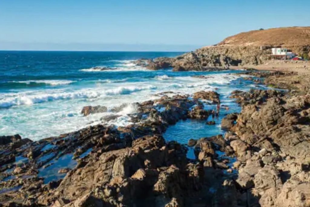 Tragedia en la costa de Canarias: fallece una mujer tras caer al mar en plena alerta por oleaje