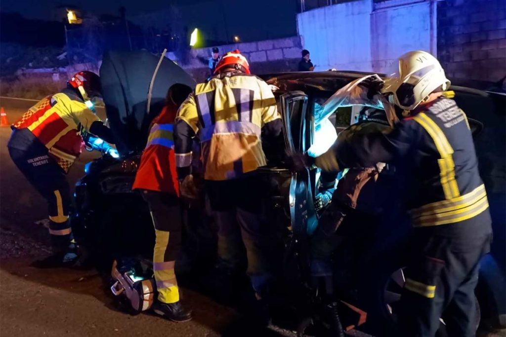 Un herido grave tras chocar un coche contra un muro en Santa Cruz de Tenerife