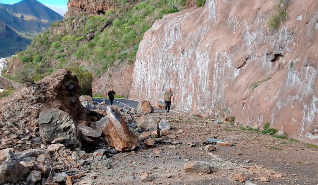 Obras de emergencia en Santiago del Teide por los desprendimientos que han destrozado coches