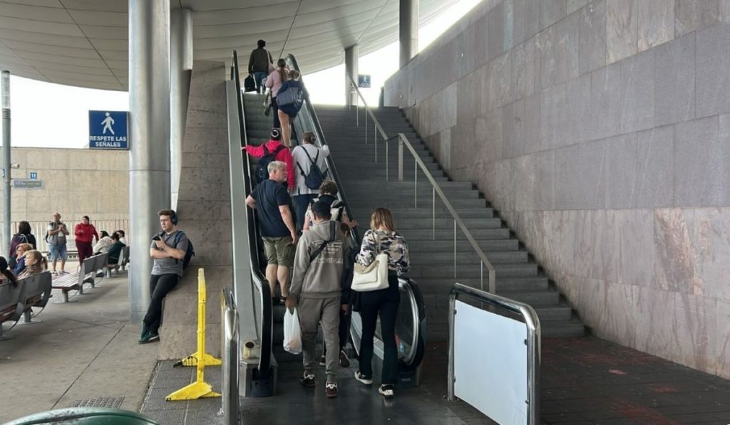 El Intercambiador de Santa Cruz de Tenerife tendrá nuevas escaleras mecánicas tras años de averías. DA