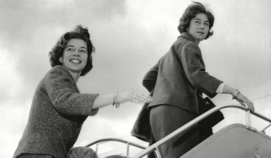 La Reina Sofía junto a su hermana Irene de Grecia en 1961. GTRES