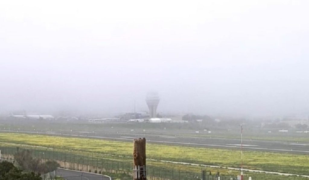 La niebla vuelve a provocar desvíos y retrasos en el aeropuerto de Tenerife Norte