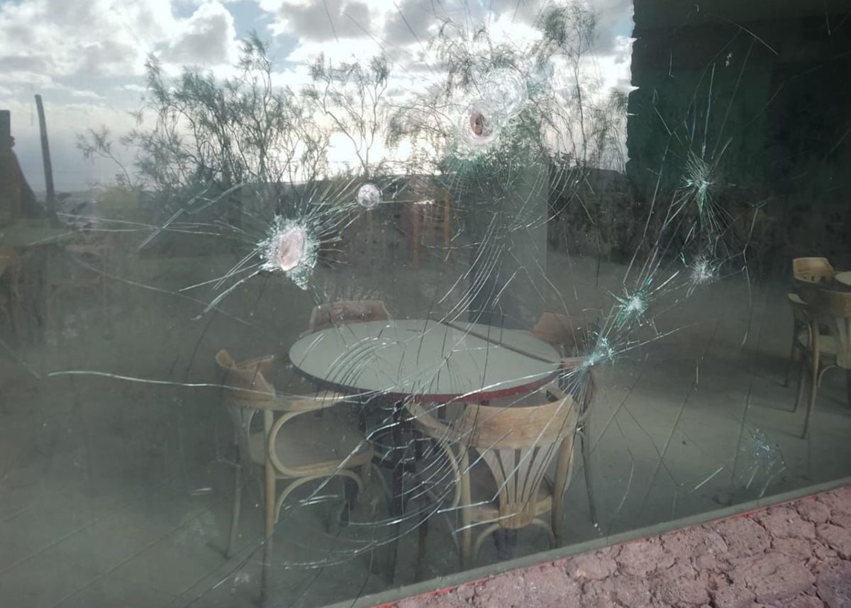 Estado de una de las cristaleras del mirador de La Centinela, en San Miguel de Abona.
